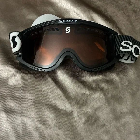 Scott Goggles with Black and White Strap with Carrying Pouch - Picture 3 of 6